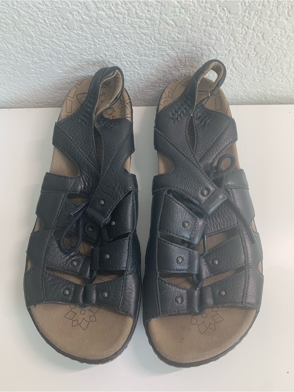 Taos Footwear Black Leather Women’s Adjustable Fisherman Sandals